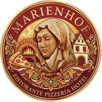 Logo des Marienhof Ristorante Pizzeria Hotels: Büste, Pizza, Ofen, Gebäude und florale Elemente.