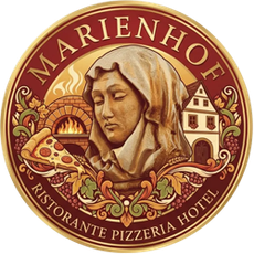 Logo für das Marienhof Ristorante Pizzeria Hotel mit einer Frau mit Kopftuch, Pizza, Ofen und Gebäude.