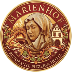 Logo für das Marienhof Ristorante Pizzeria Hotel mit einer Frau mit Kopftuch, Pizza, Ofen und Gebäude.