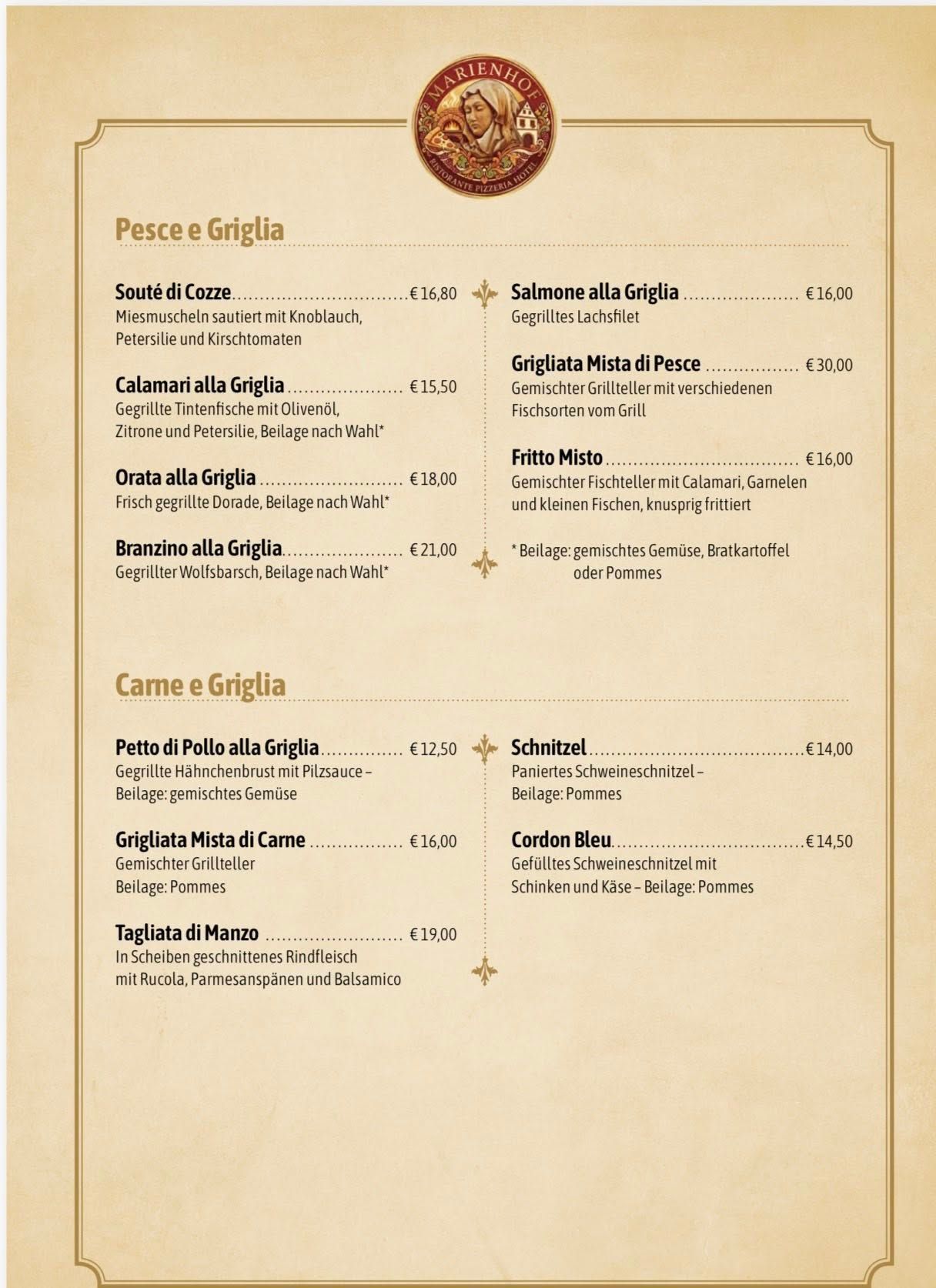 Speisekarte mit italienischem Text, die verschiedene gegrillte Fisch- und Fleischgerichte auflistet.