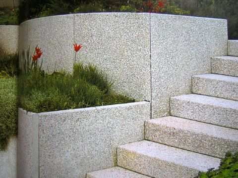 Treppe, Steinmauern und Beete