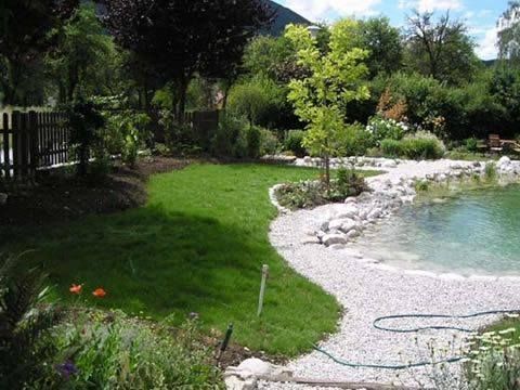 Gepflegter Garten mit Teich