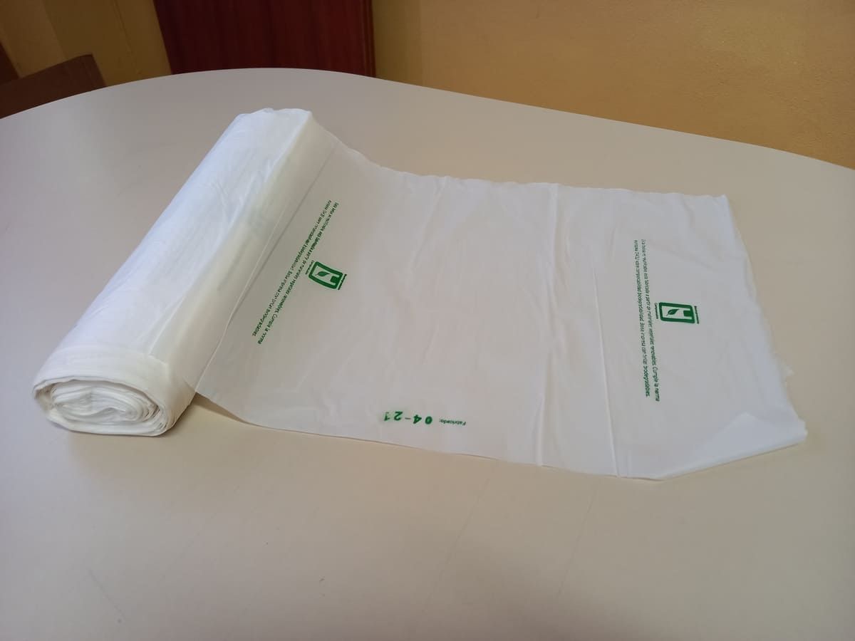 Una bolsa de plástico blanca está sobre una superficie blanca.