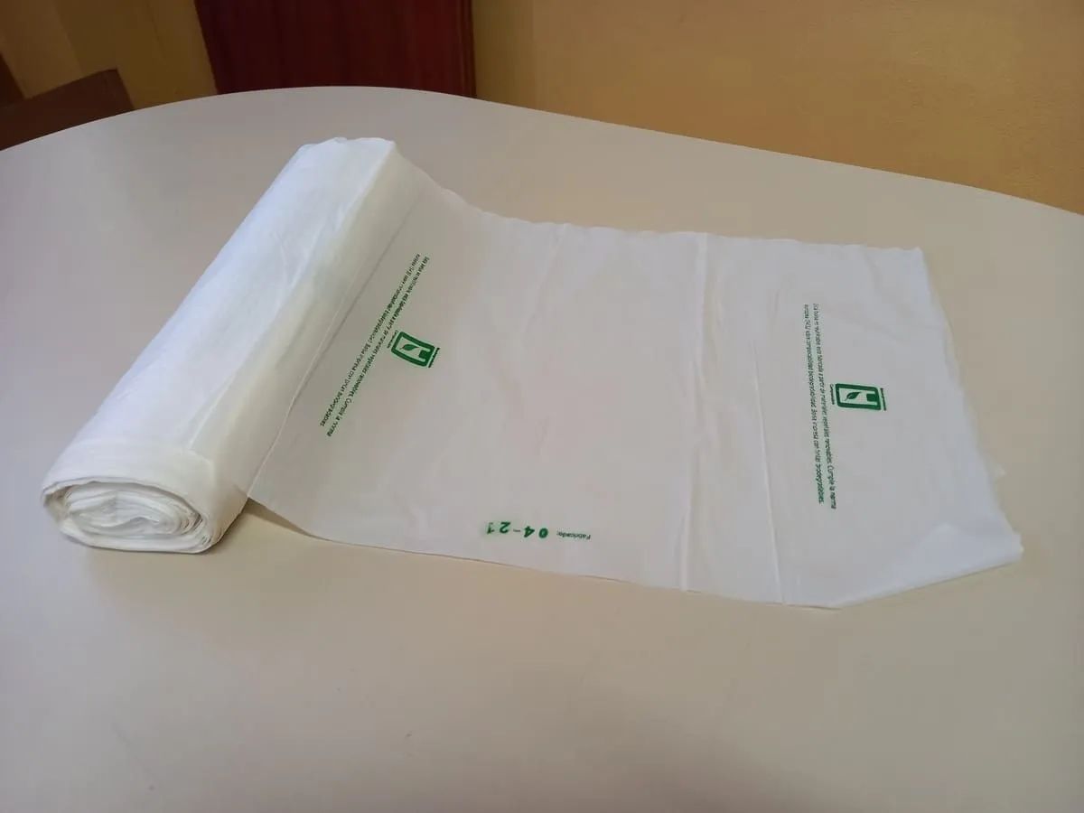 Una bolsa de papel blanca con la palabra farmacia escrita en ella.