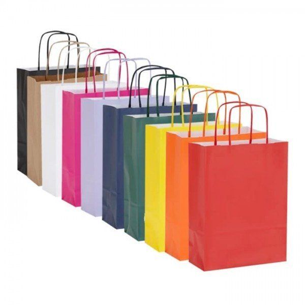 Bolsas de regalo de papel de colores con asas de papel retorcidas, dispuestas en fila.