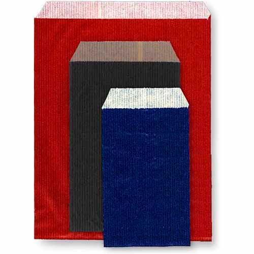 Tres sobres de colores: rojo, negro y azul, colocados uno encima del otro.