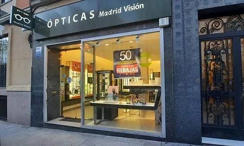 Un escaparate con un cartel que dice 'Óptica Madrid Visión'.