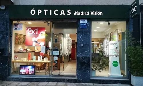 El frente de una tienda llamada Óptica Madrid Visión