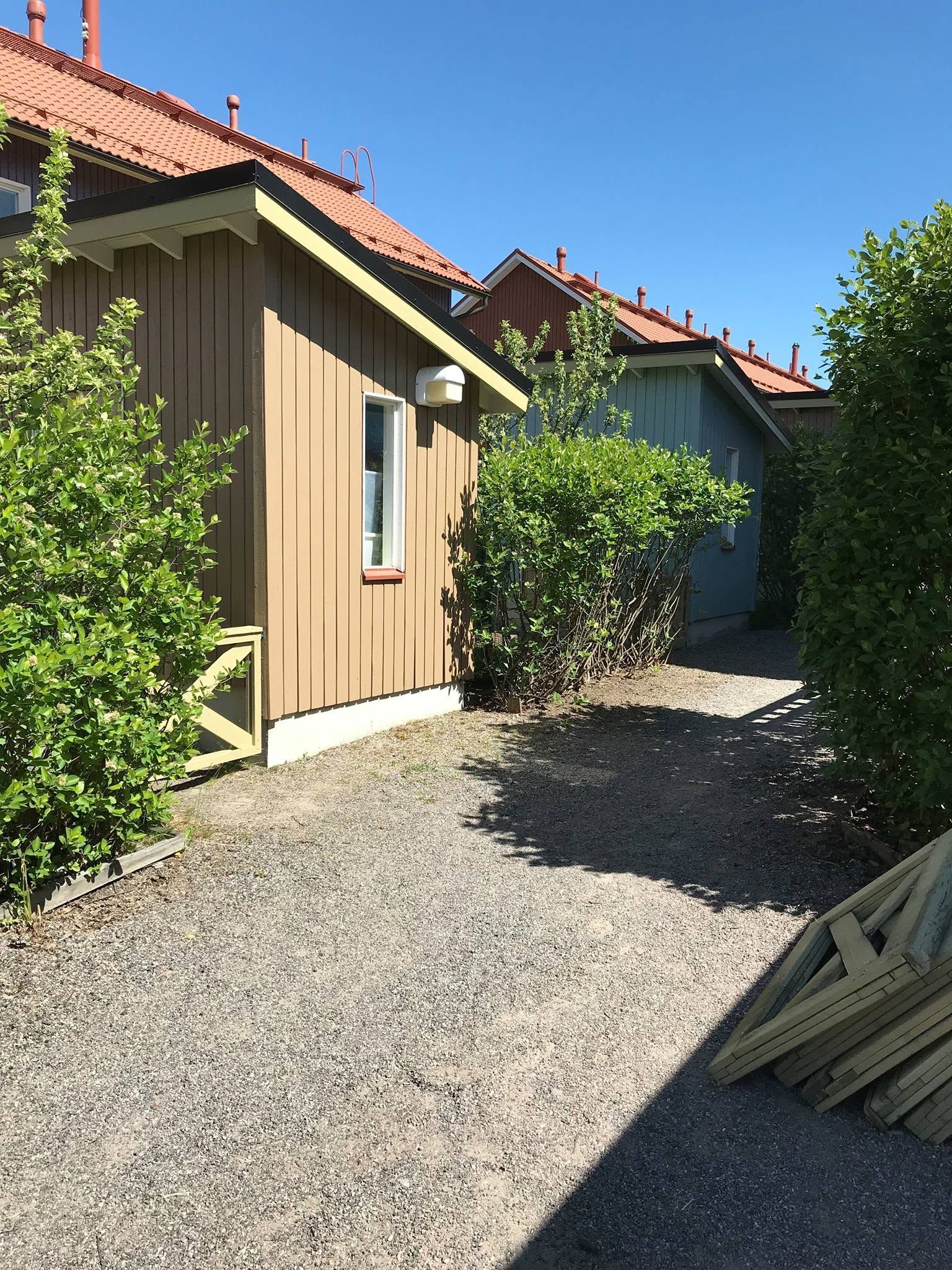 Piharakennuksen julkisivusaneeraus ja uusi maalipinta ulkorakennuksessa.