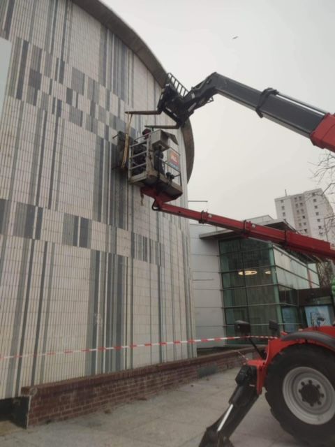 Nacelle proche d'un bâtiment