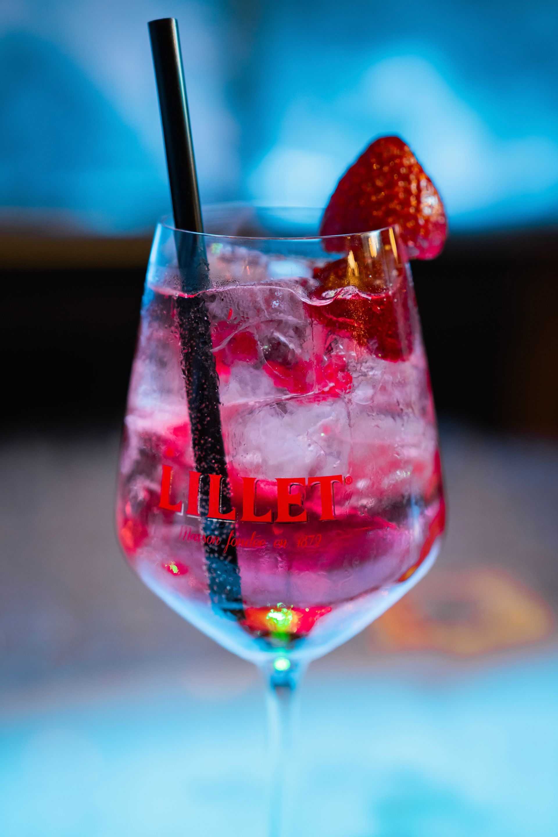 Erfrischender Cocktail mit Erdbeere und Strohhalm bei festlicher Feier