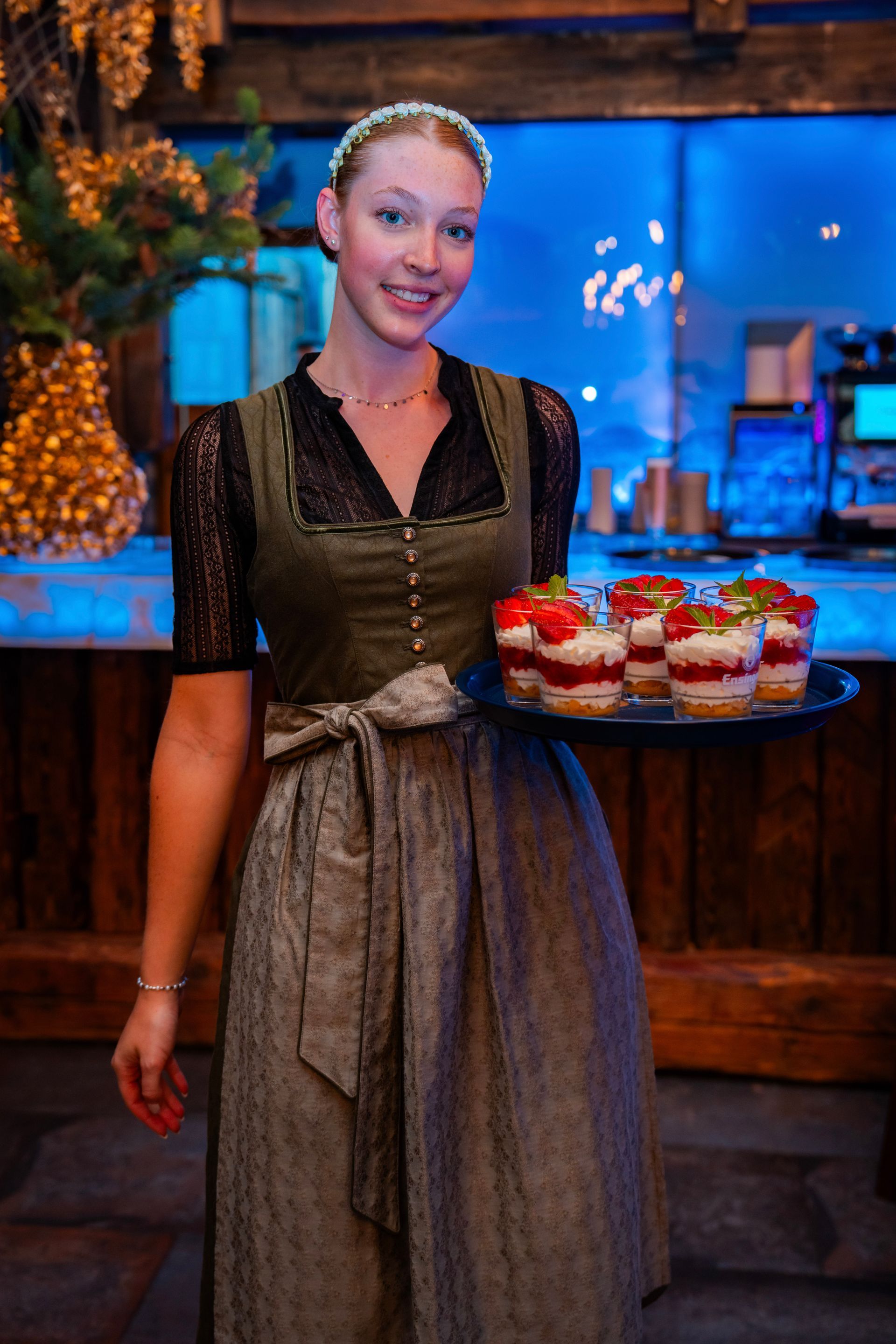 Lächelnde Frau in traditioneller Tracht bei einer Feier