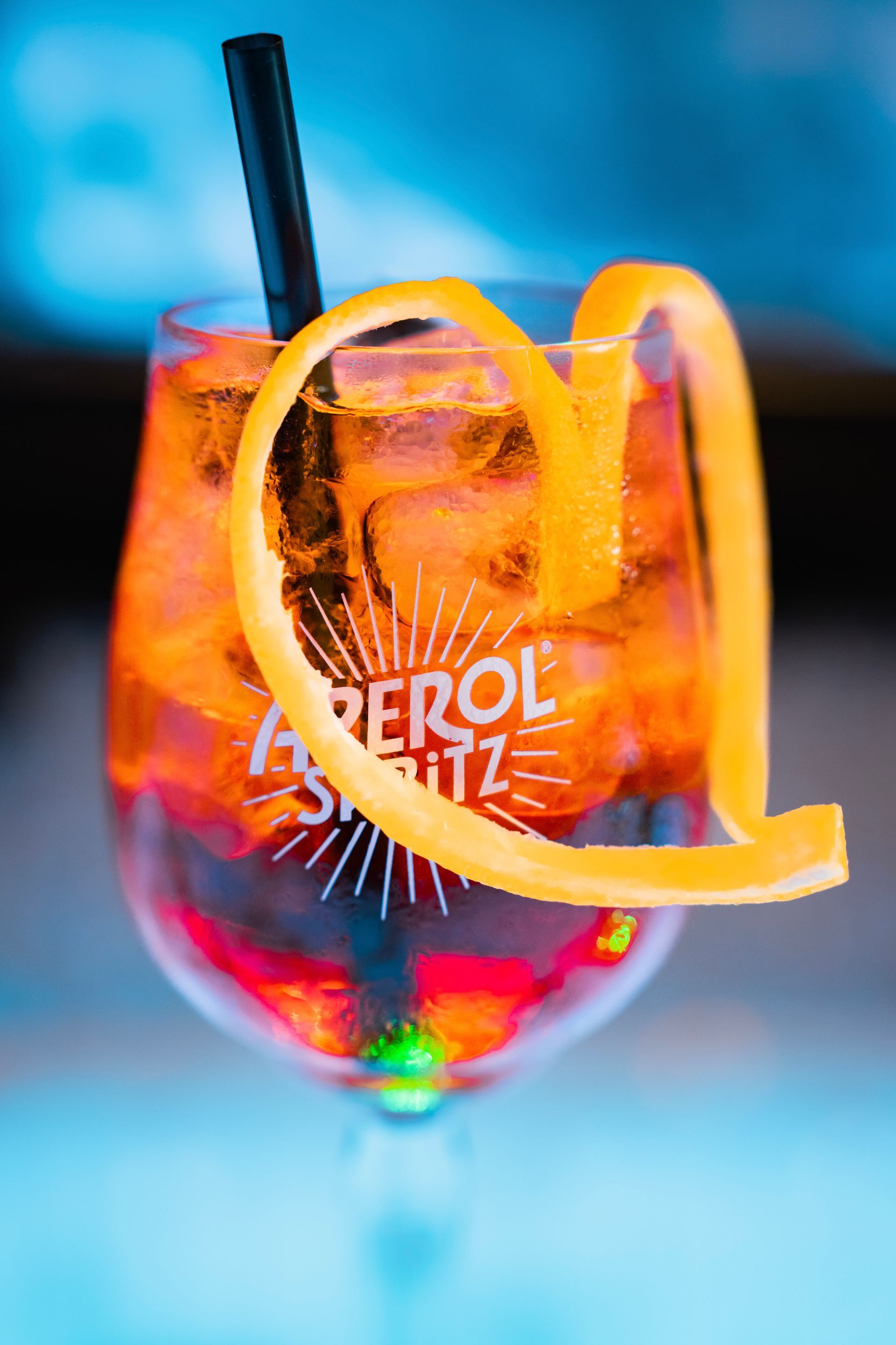 Erfrischender Cocktail mit Orangenscheiben und Strohhalm