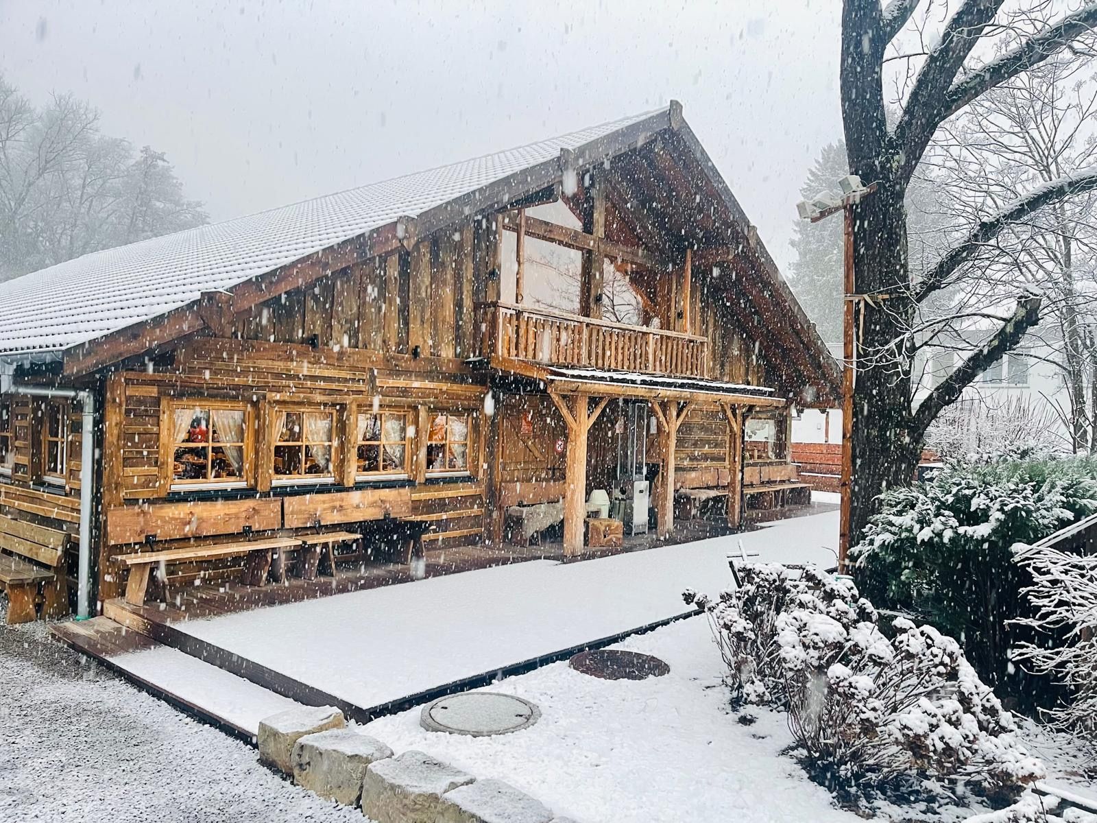 Romantisch dekorierter Tisch mit Blumen und Menükarten im Festsaal