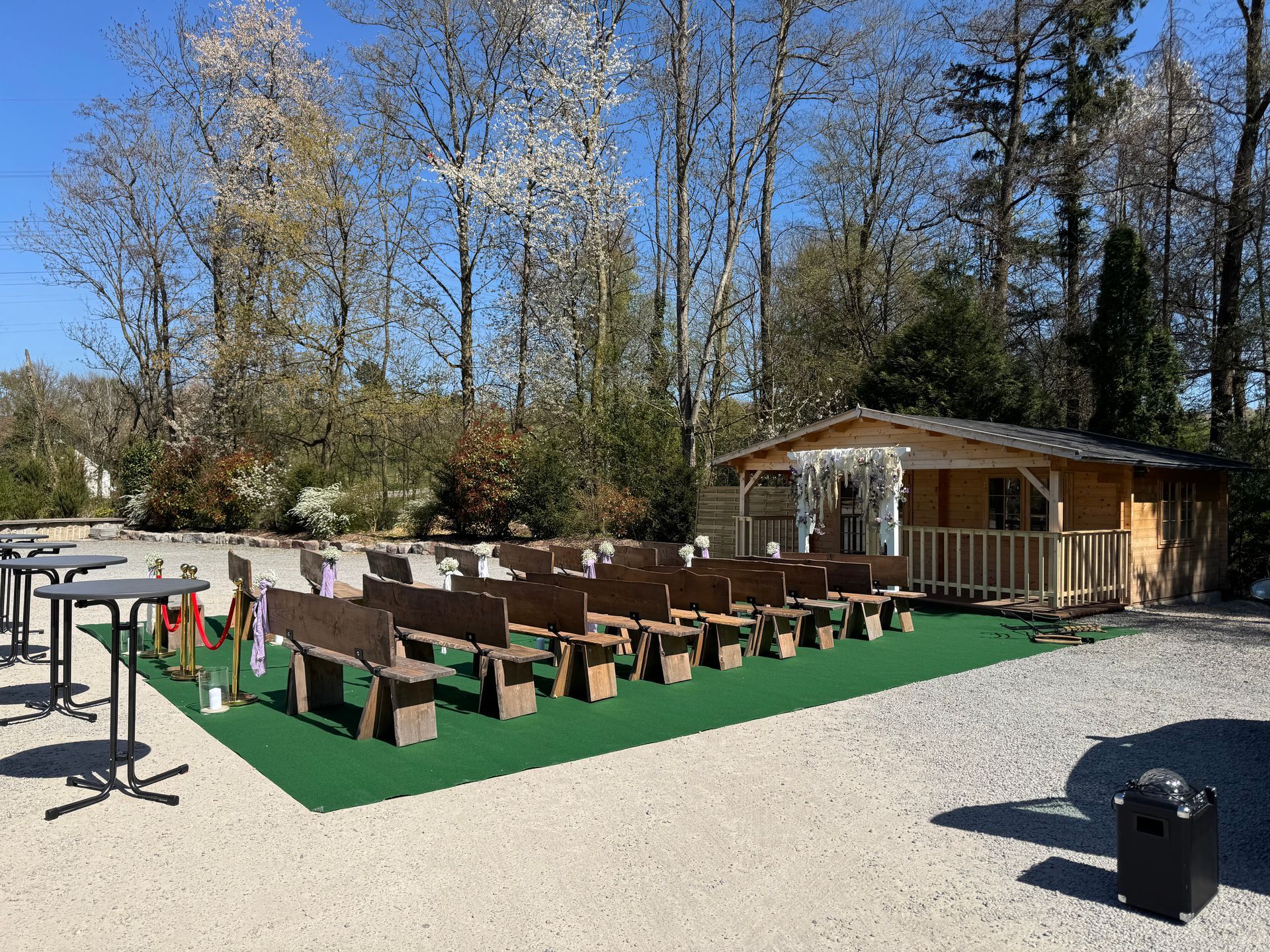 Freie Trauung mit festlich dekorierten Stühlen im Gartenbereich