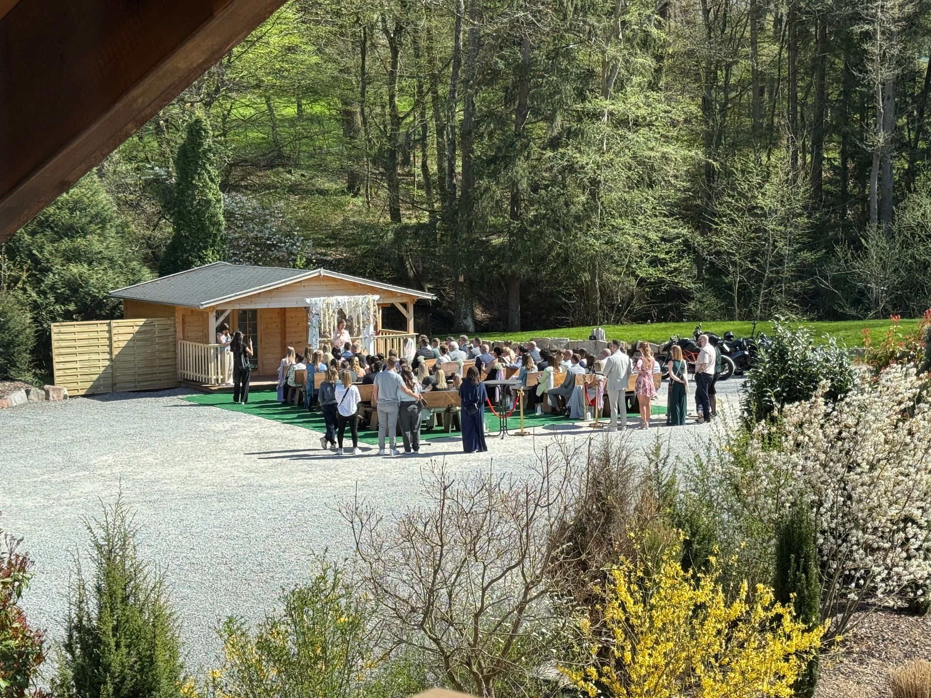 Freie Trauung im Grünen mit Brautpaar und Gästen