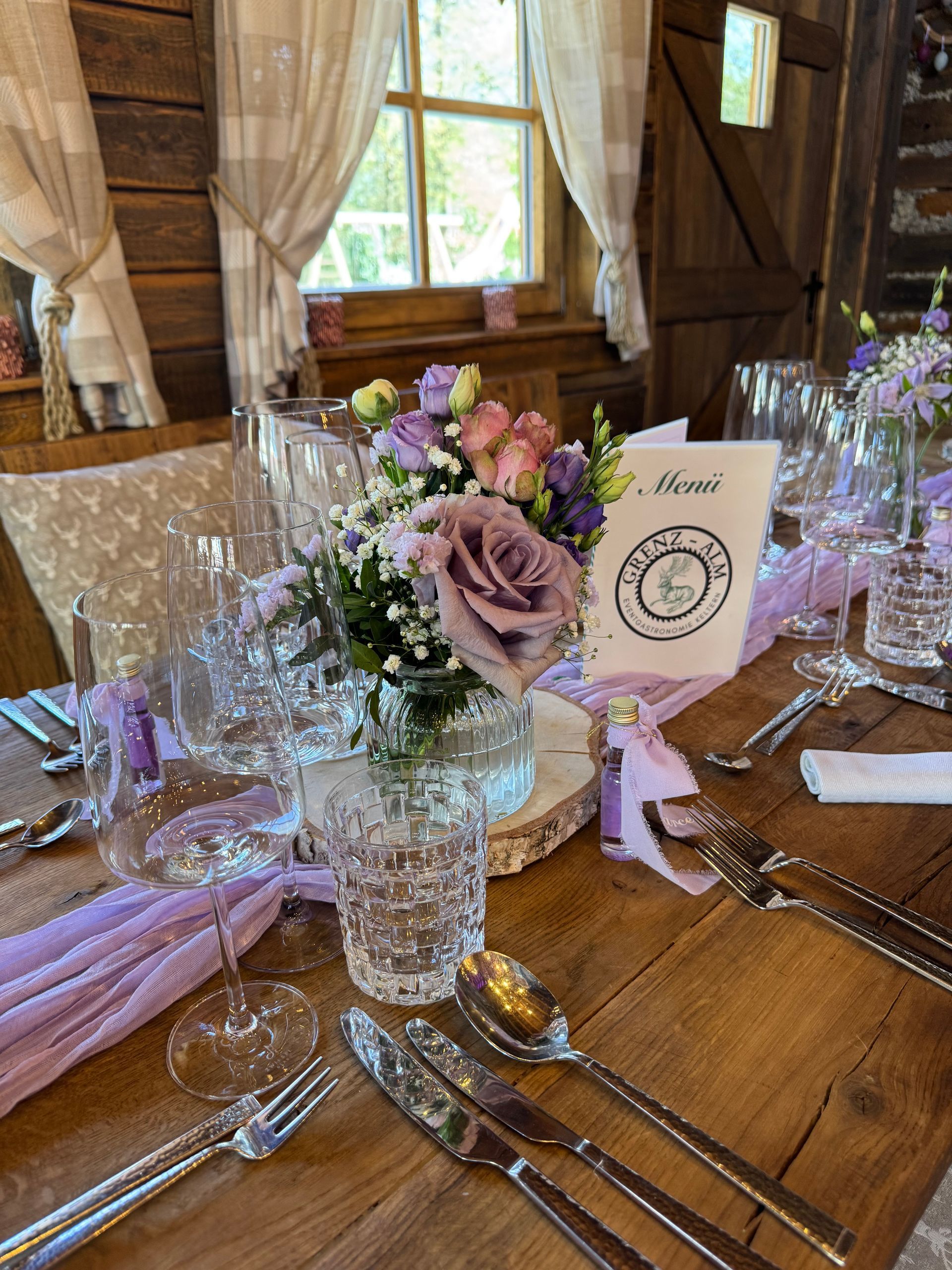 Romantische Tischdekoration mit Blumen und Menükarten im Festsaal