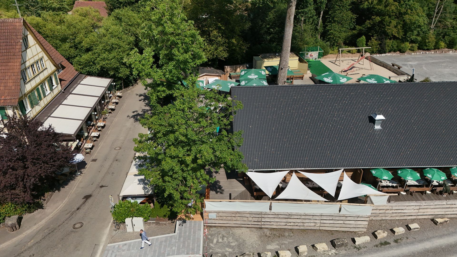 Drohnenaufnahme einer Eventlocation mit Außenbereich und Gebäuden