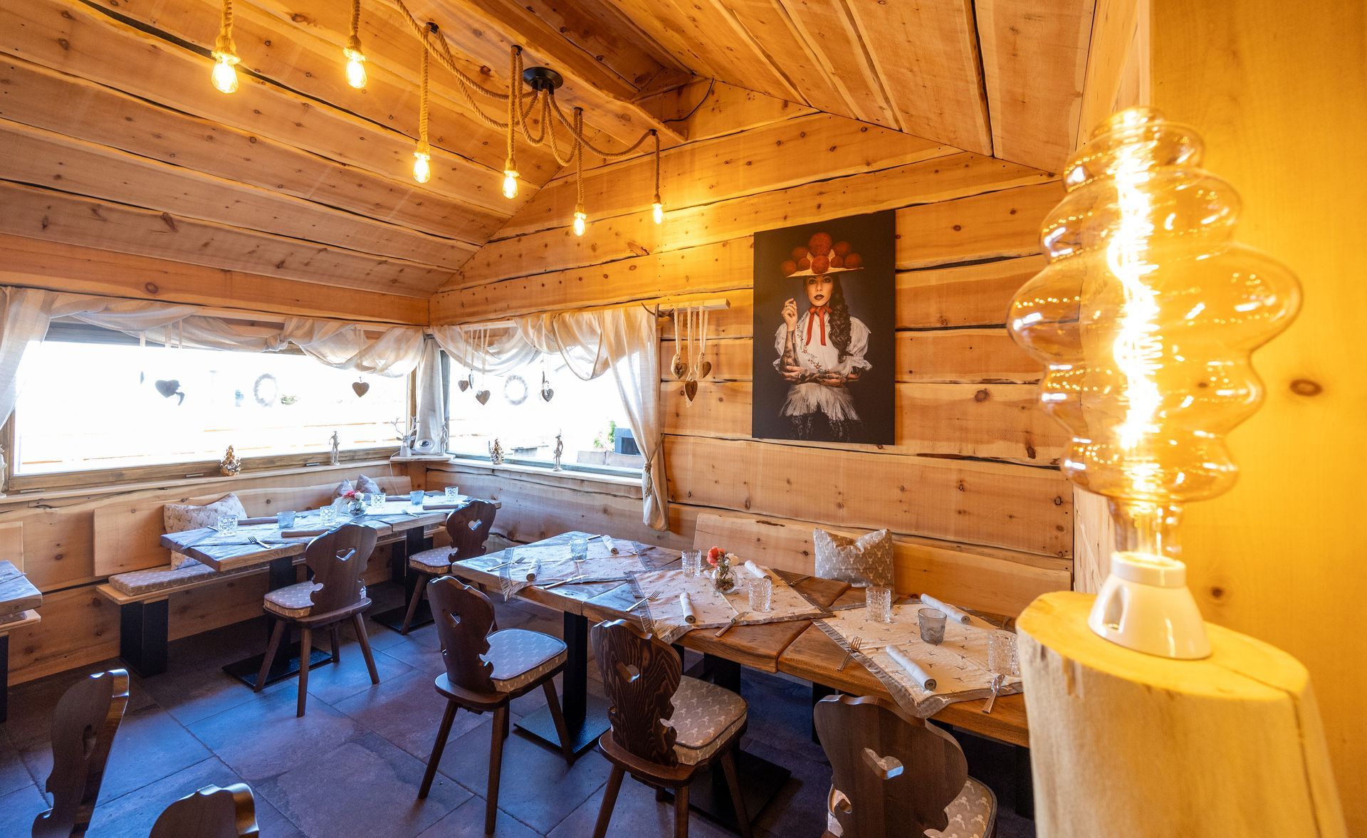 Gemütlicher Bereich im Restaurant der Grenz Alm