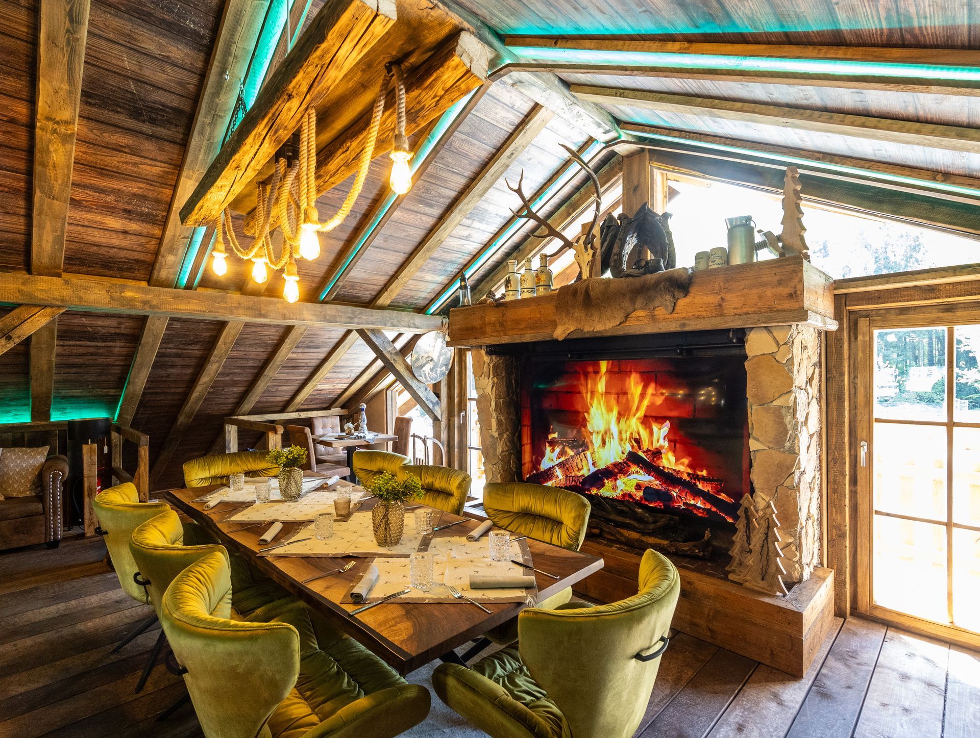 Grenz Alm - Lounge mit Kamin