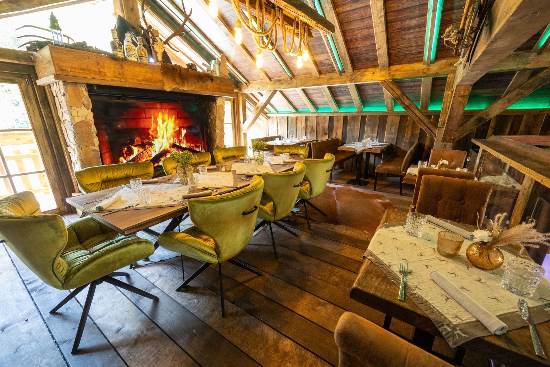 Grenz Alm - Lounge mit Kamin