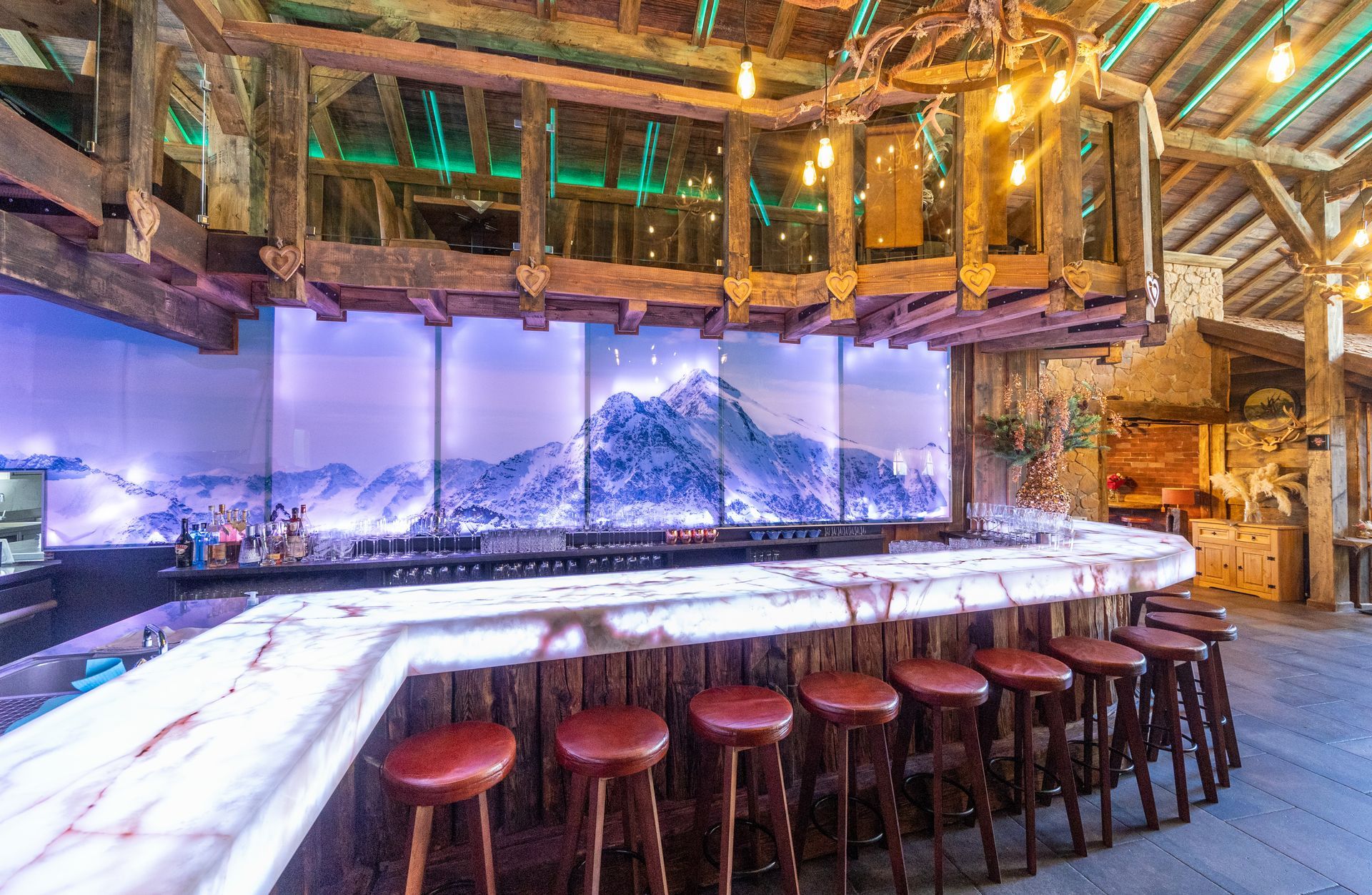 Grenz Alm - Theke mit Barhockern