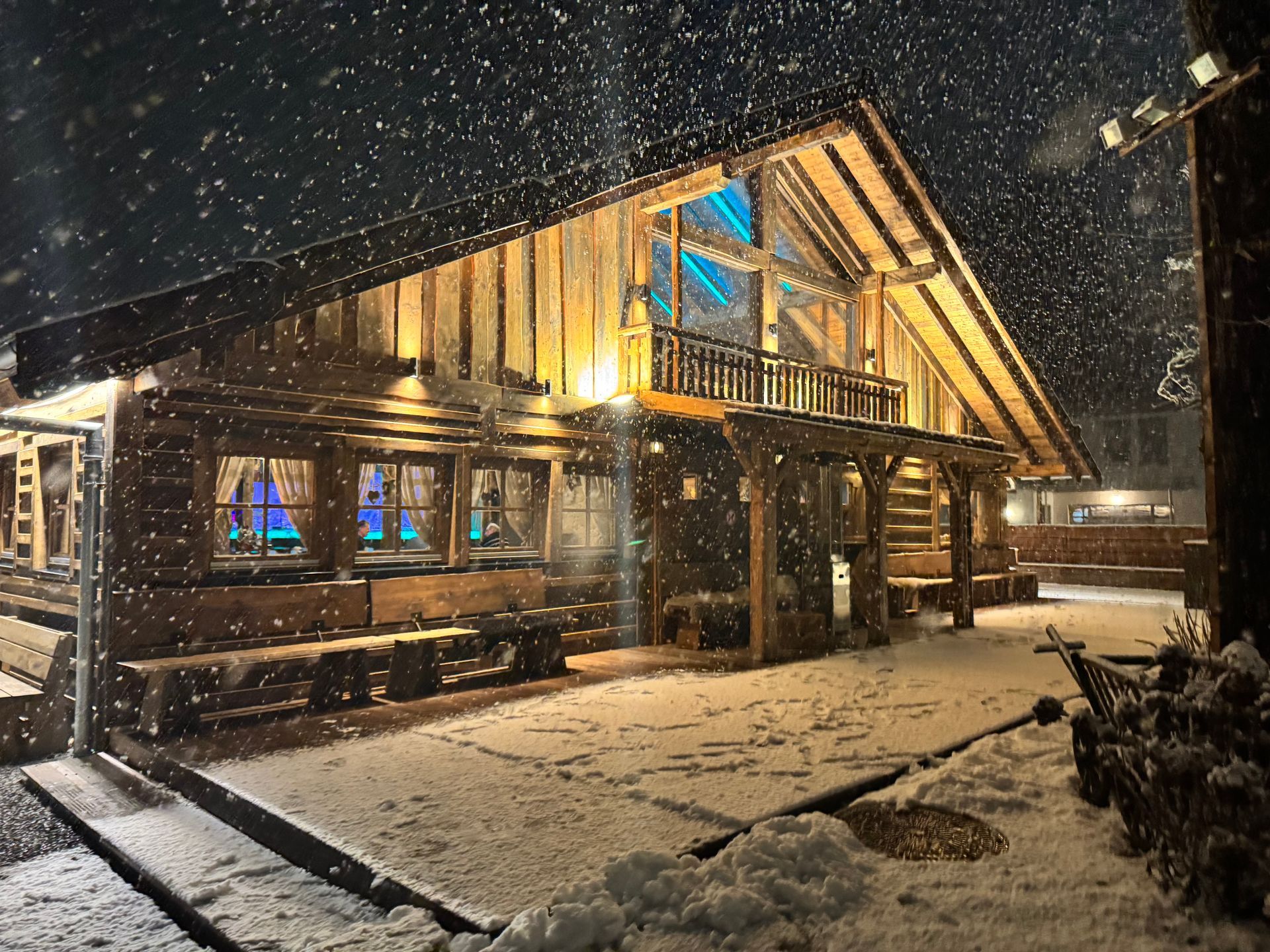 Gemütliche Holzhütte im Schnee festlich beleuchtet