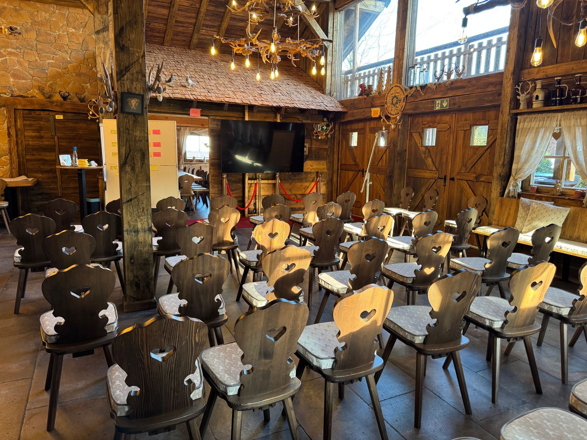 Ein Tagungsraum mit Blöcken und Stiften auf dem Tisch