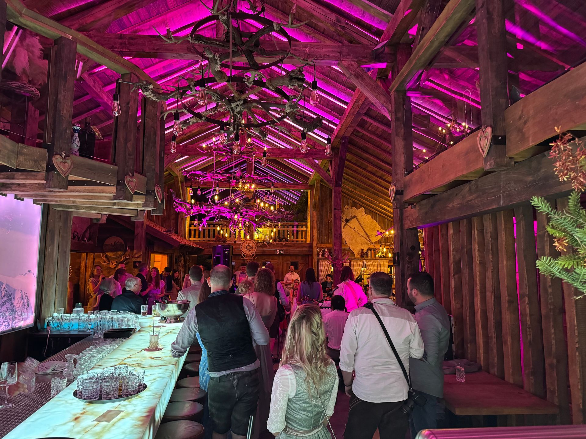 Viele Personen stoßen mit Sekt an