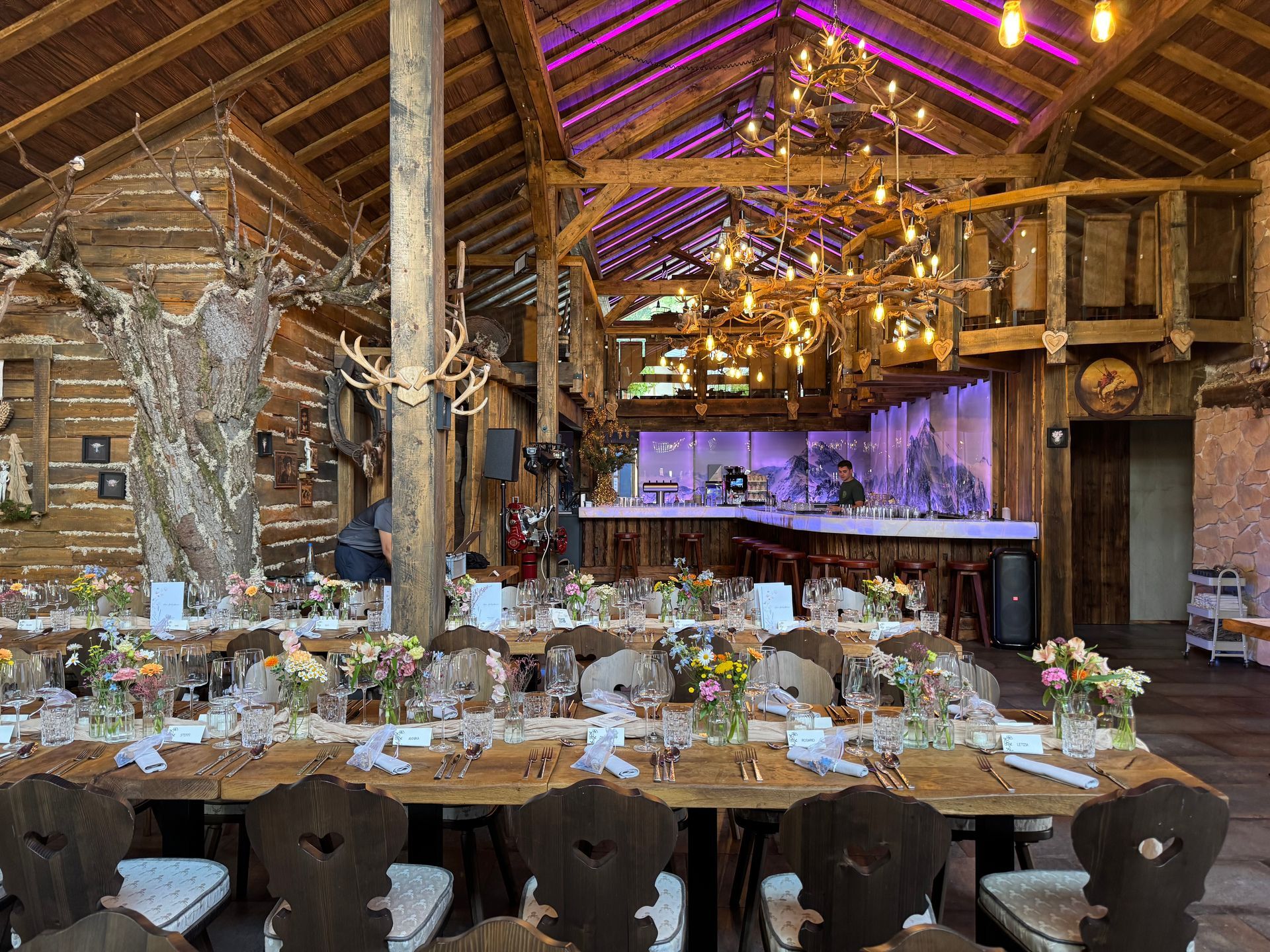 Ein Speisesaal mit gedeckten Tischen