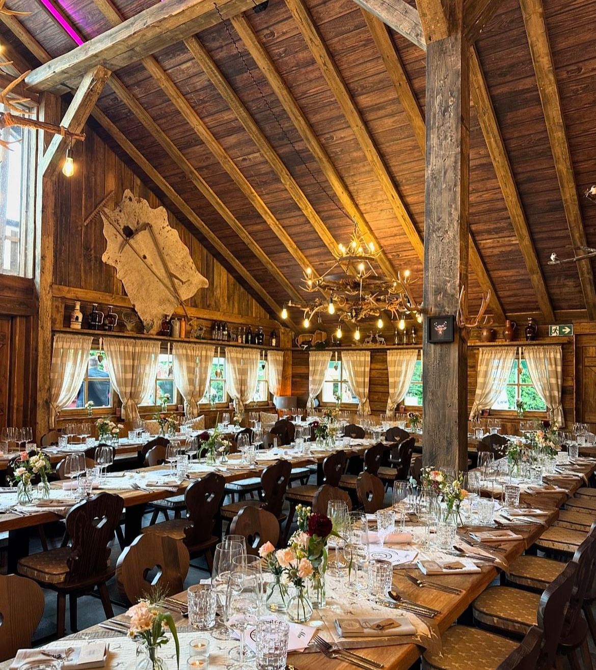 Grenz Alm - Eventlocation mit festlich gedeckten Tischen