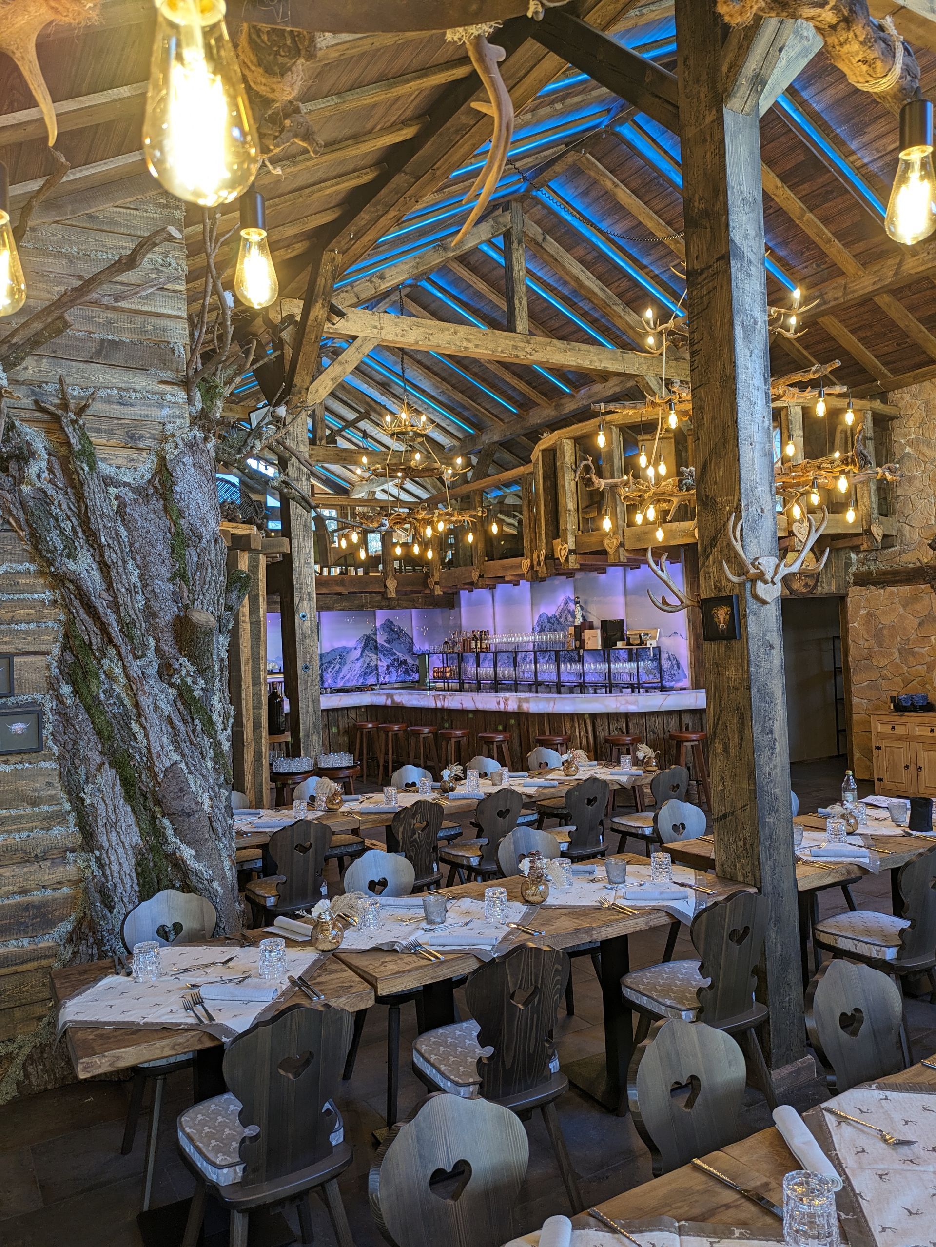 Viele dekorative Lichter in einer Holzhütte