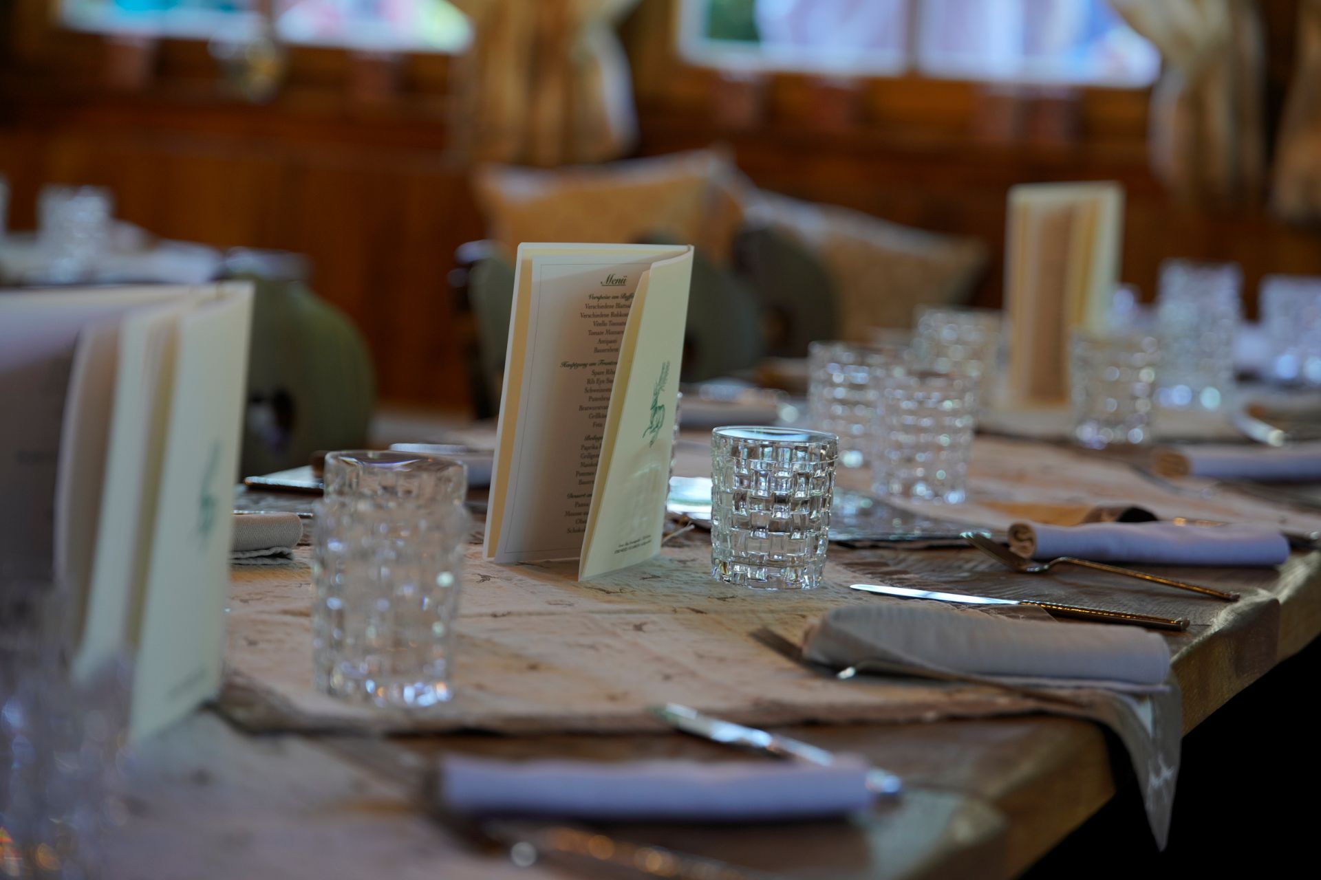 Grenz Alm - gedeckter Tisch mit Menükarte