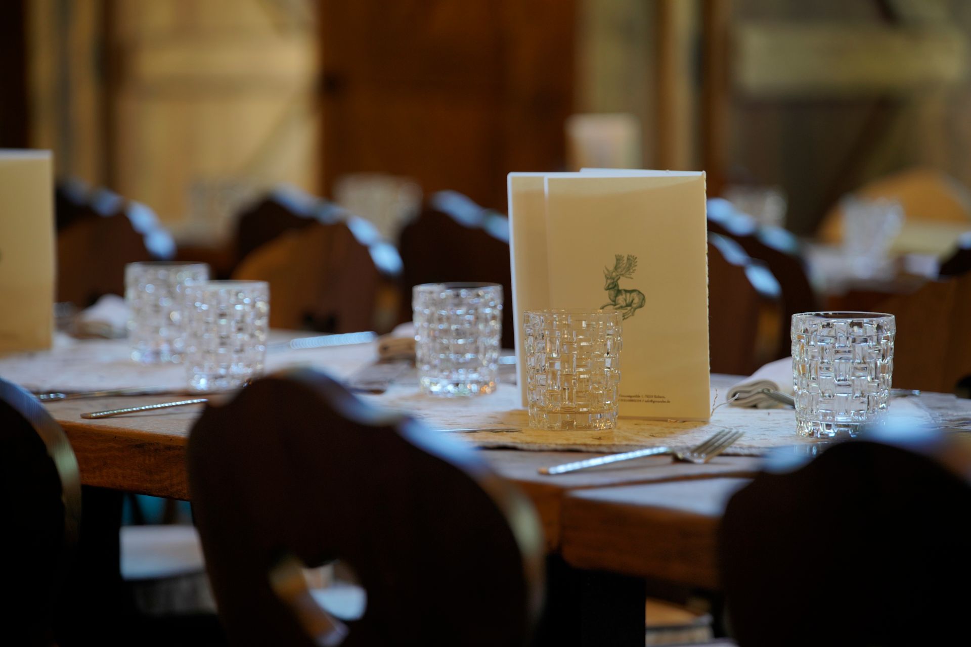 Grenz Alm - gedeckter Tisch mit Menü