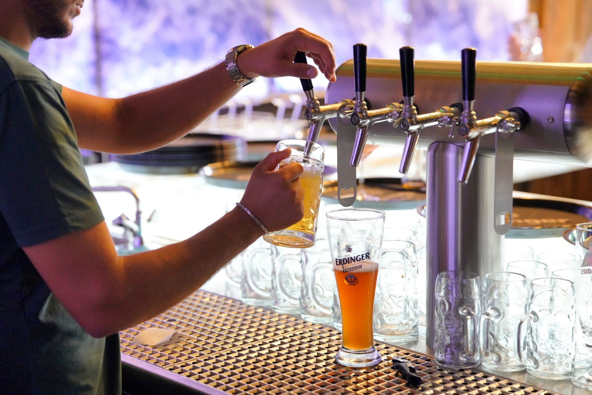 Servicepersonal zapft Bier vom Fass