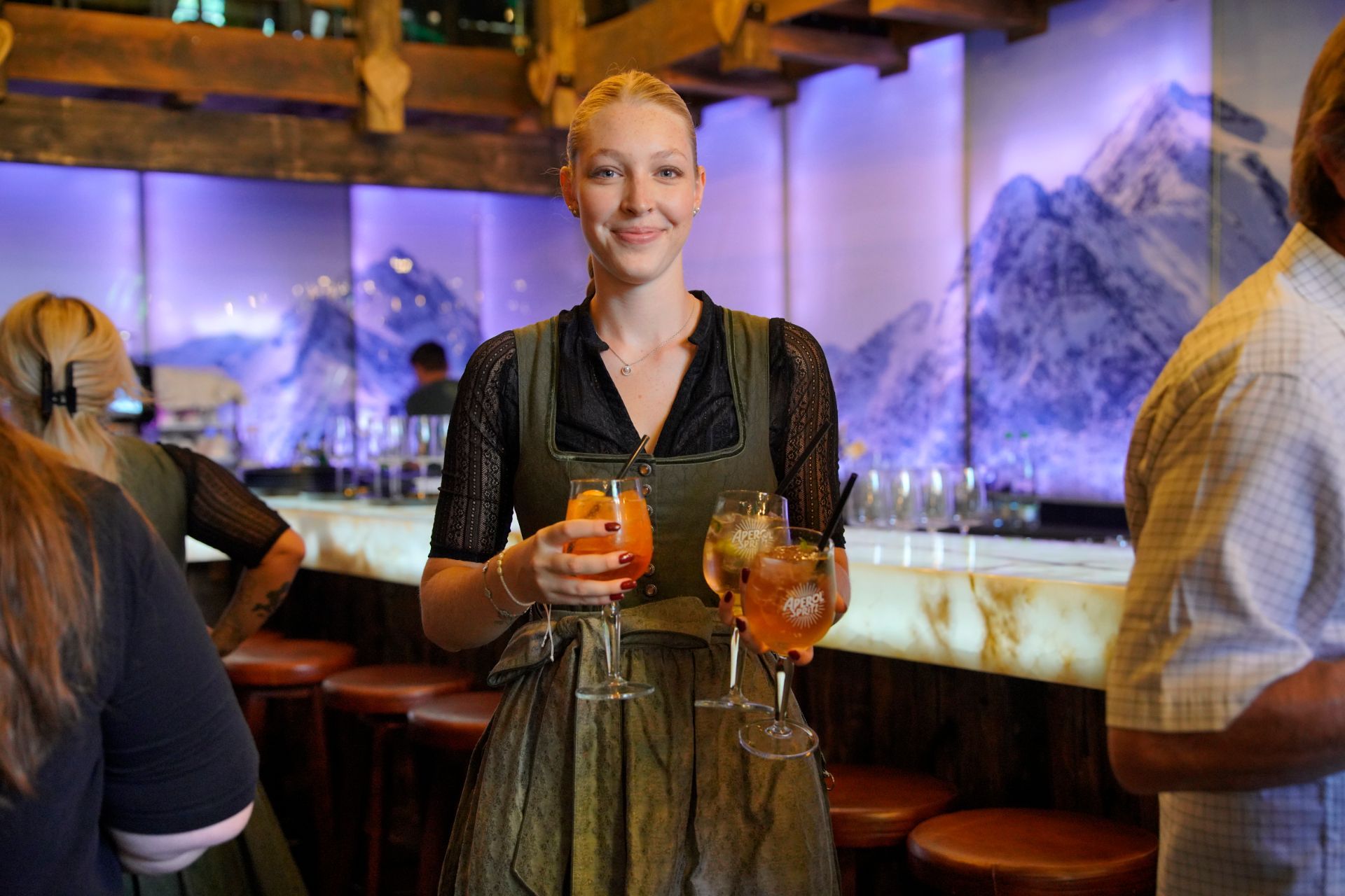 Kellnerin mit 3 Gläsern