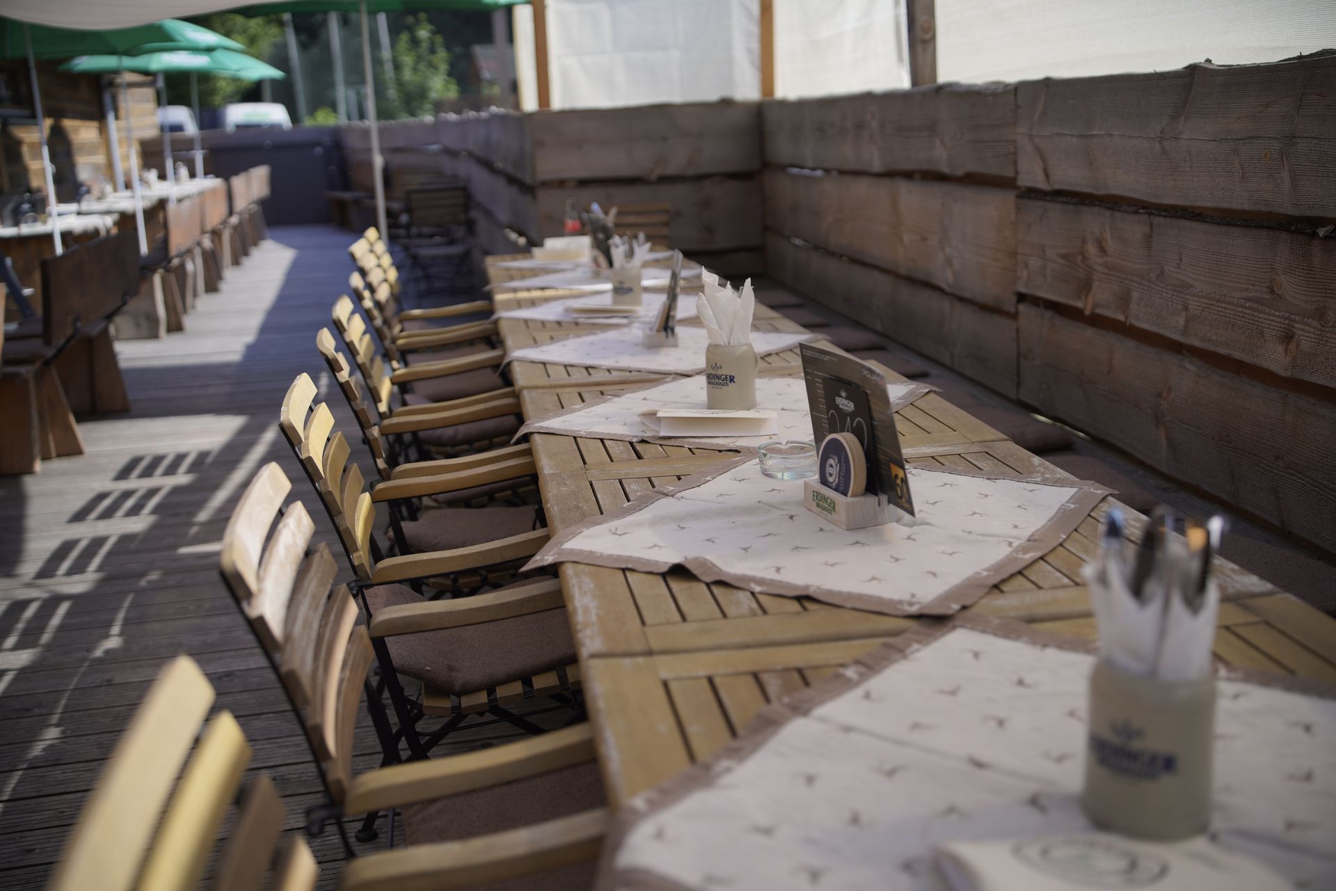 Elegant gedeckter Tisch mit Servietten und Kerzen für festliches Essen