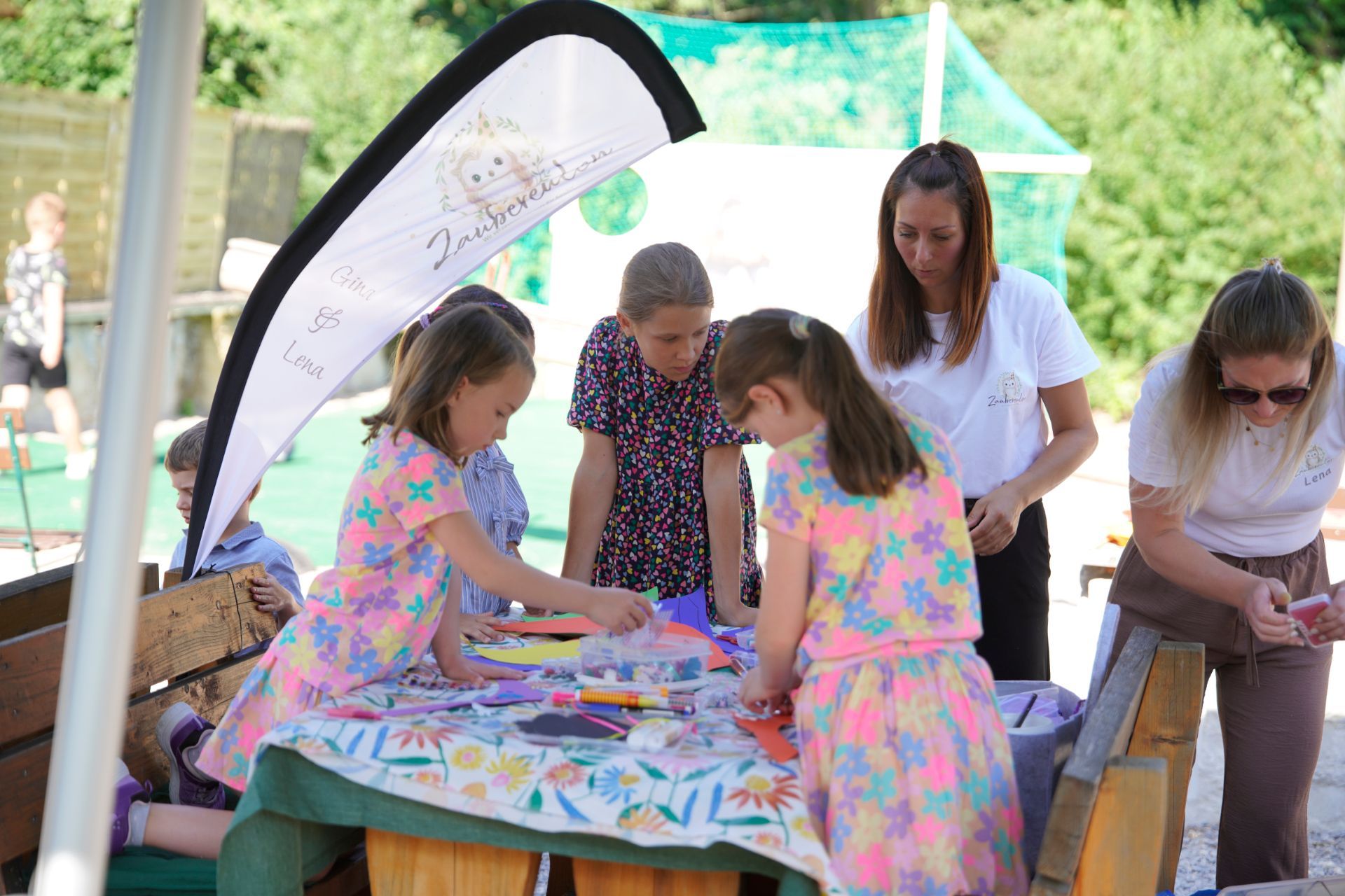 Eine Familie läuft durch einen Wald