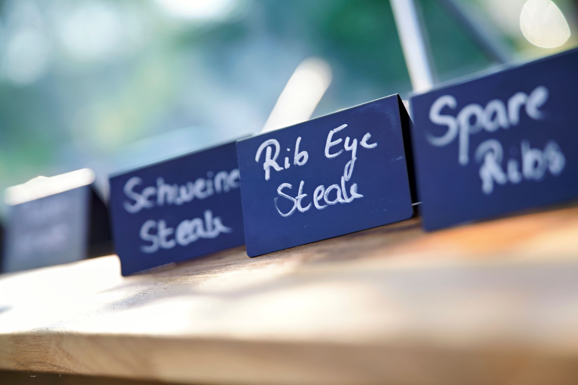 Beschriftung der Gerichte eines Buffets