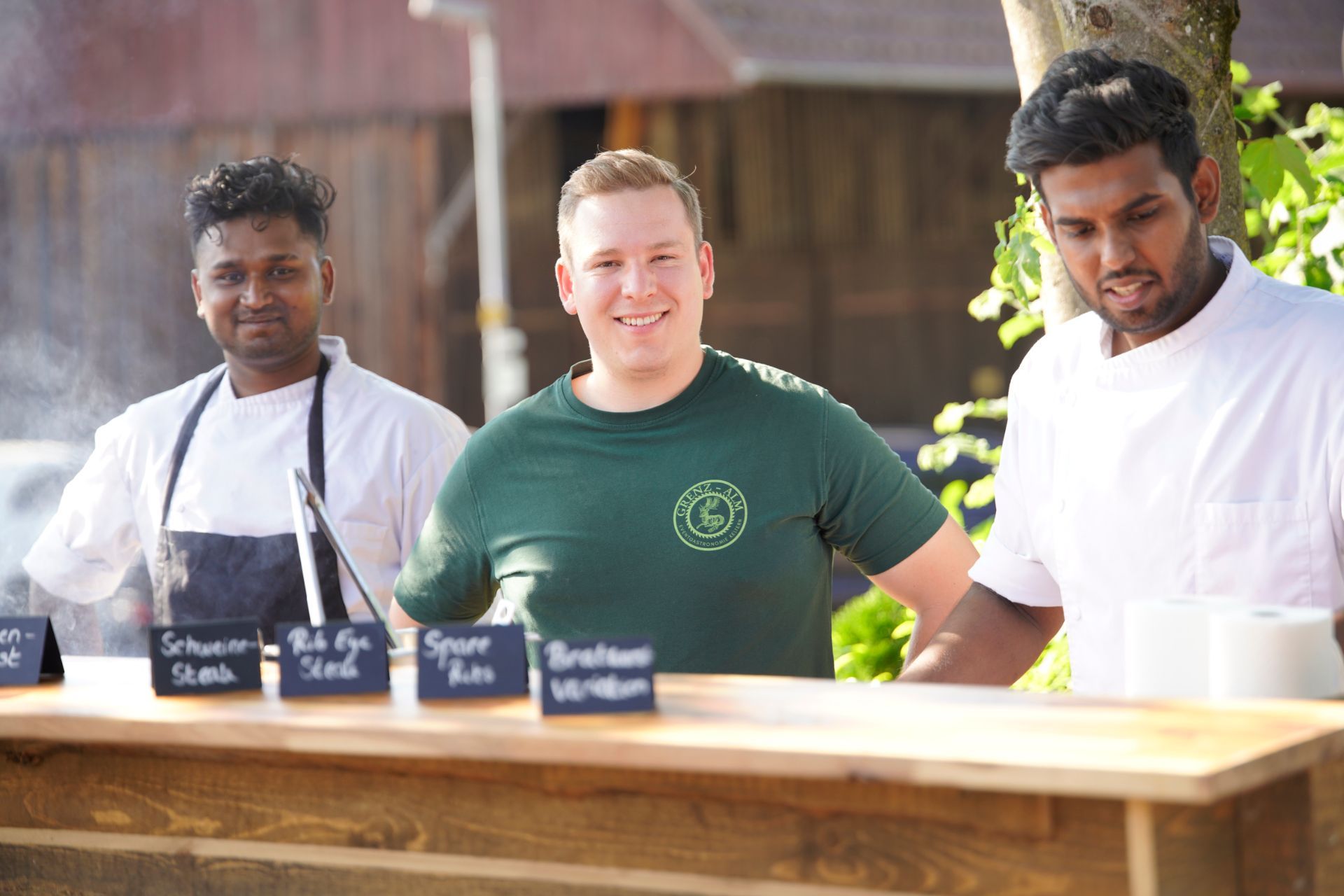 Servicepersonal hinter einer Theke