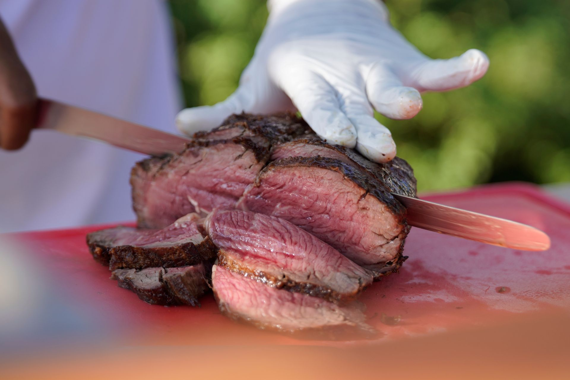 Grenz Alm - Fleisch wird aufgeschnitten