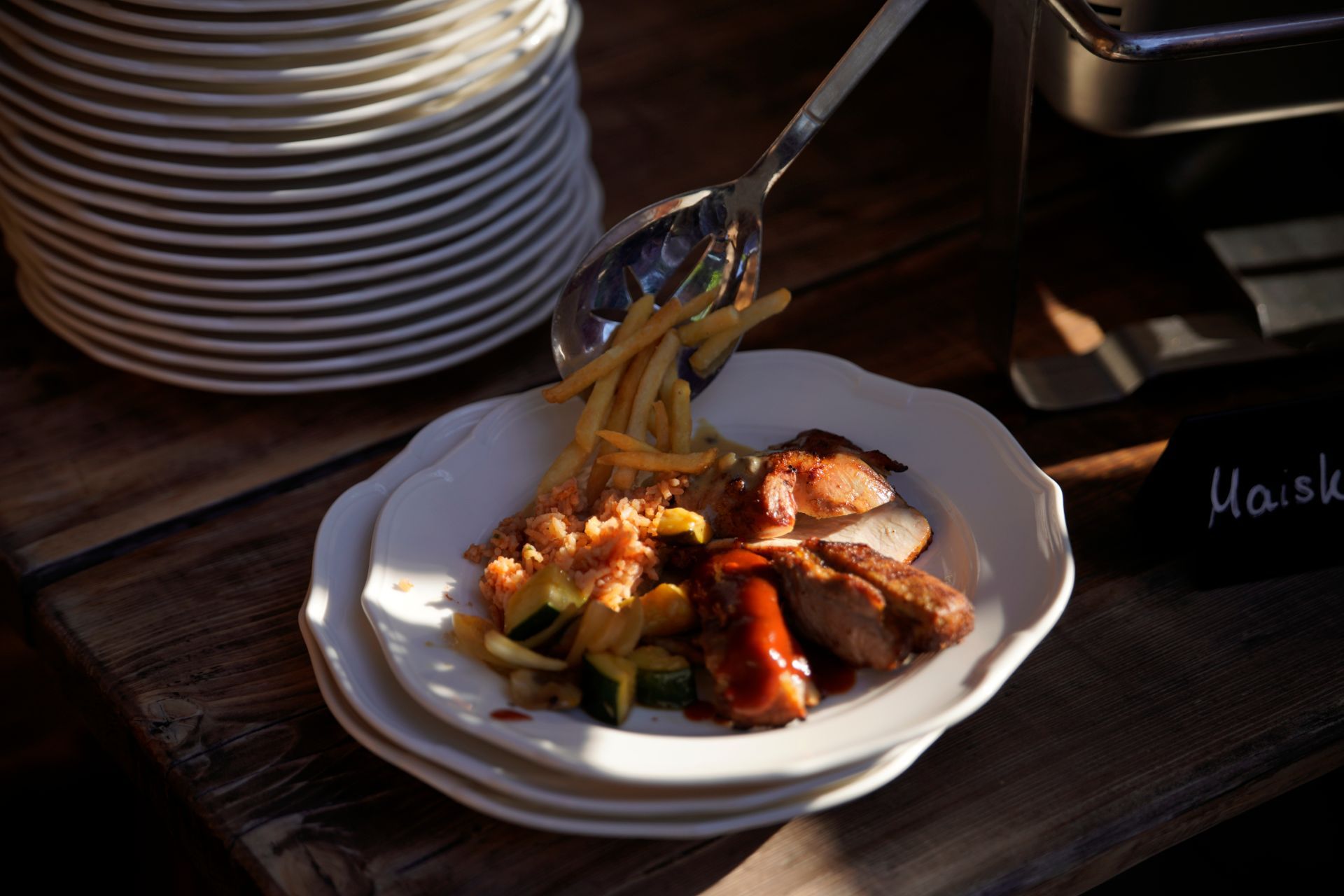 Grenz Alm - bunt gefüllter Teller vom Buffet