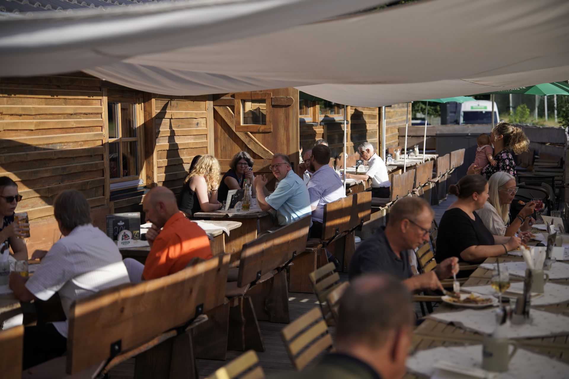 Gäste genießen Feier im überdachten Außenbereich