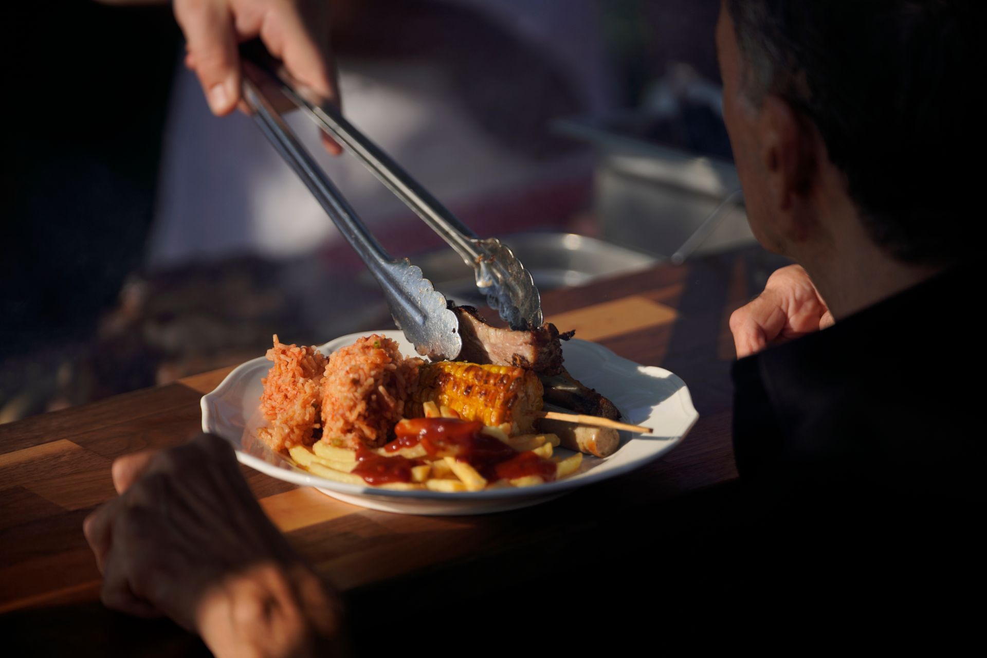 Grenz Alm - frisch gegrilltes Fleisch wird aufgetan