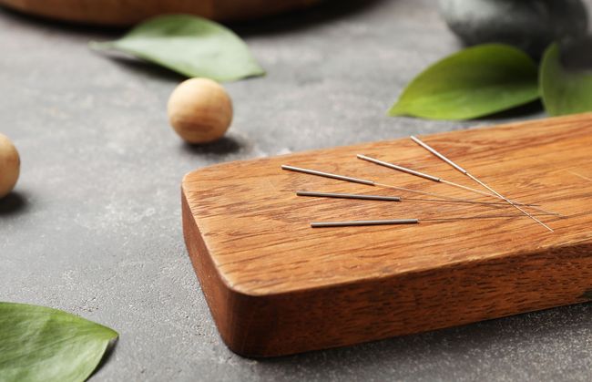 Eine Holzkiste mit der Aufschrift „Lüge, Würfel“ steht auf einem Tisch