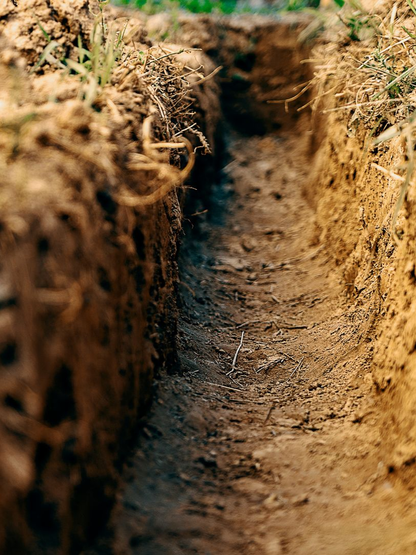 Tranchée pour tuyau dans la terre