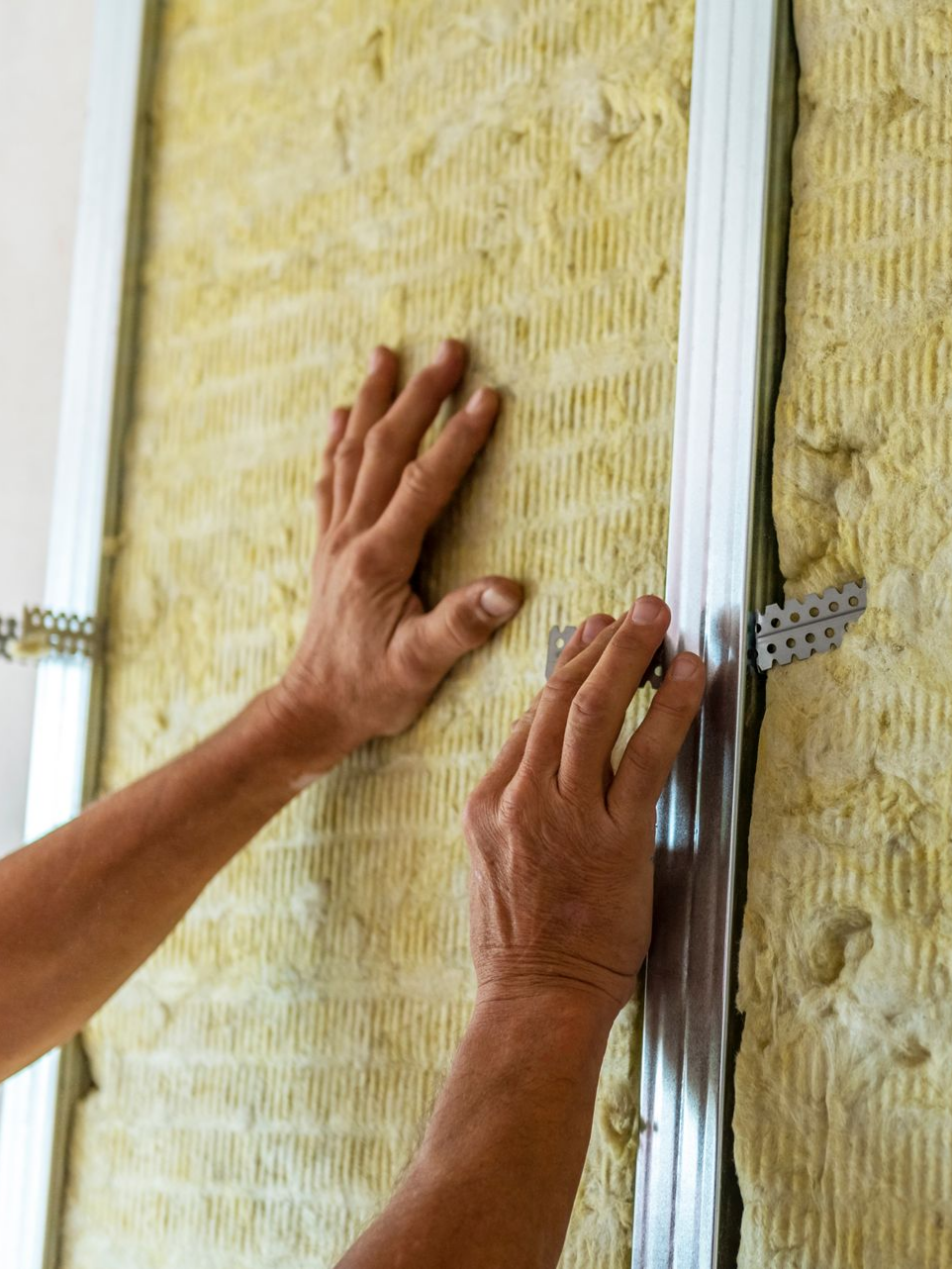 Mains posant un isolant