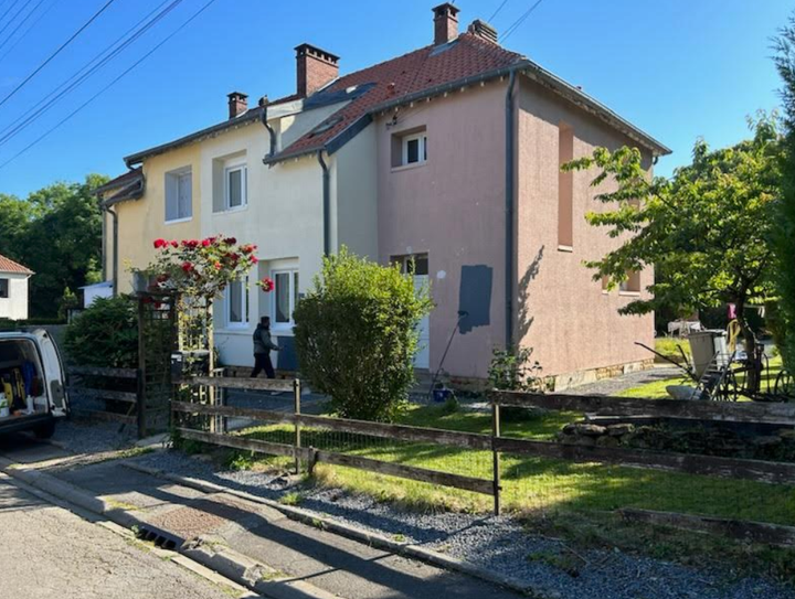 Main peignant un mur