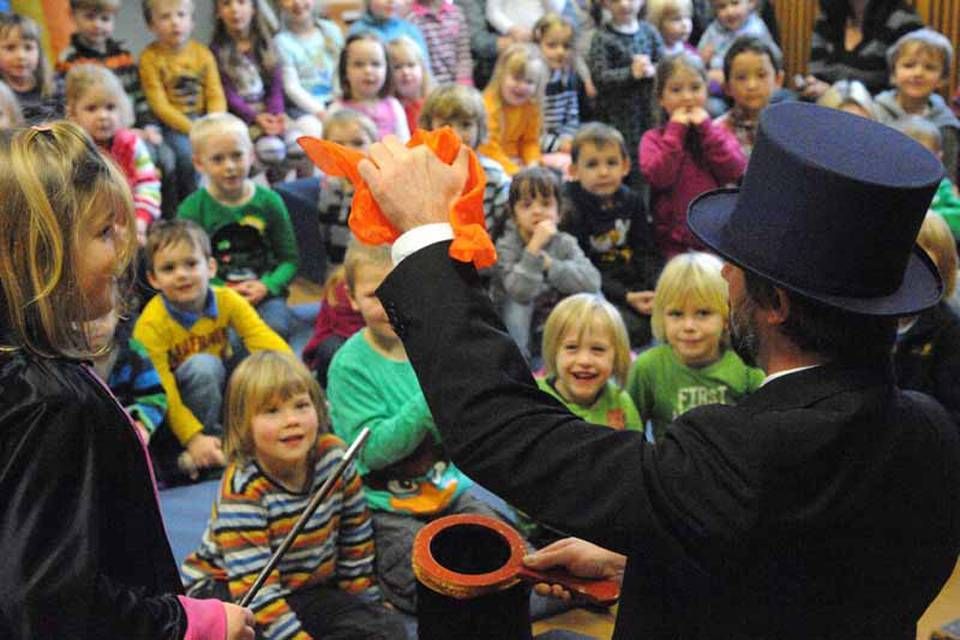 Paul Thomas entertaint Kinder