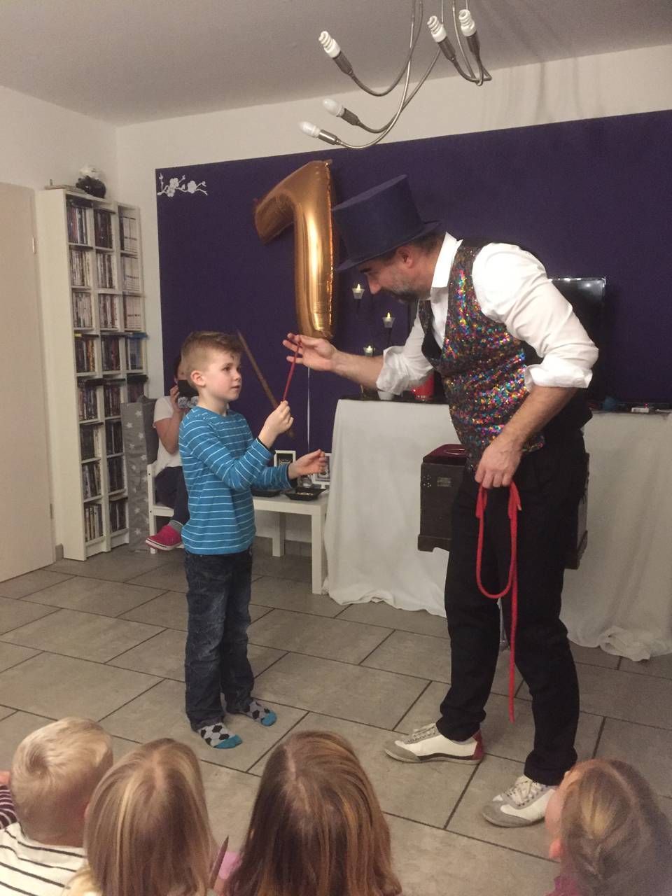 Magier auf einem Kindergeburtstag